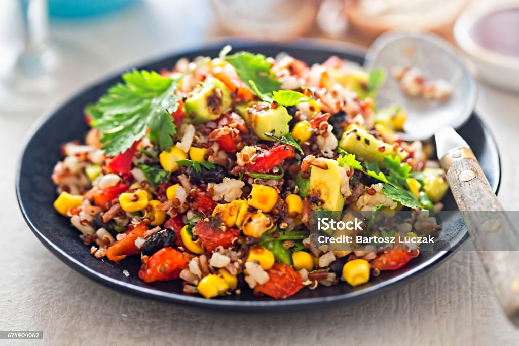 Riz mexicain, salade d’avocat de quinoa avec vinaigrette au piment - Photo de Salade composée libre de droits