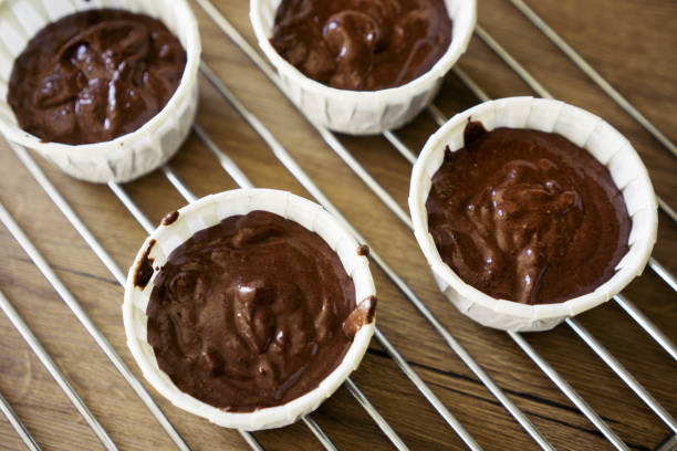 versare l'impasto nello stampo - vegan food cake muffin chocolate foto e immagini stock