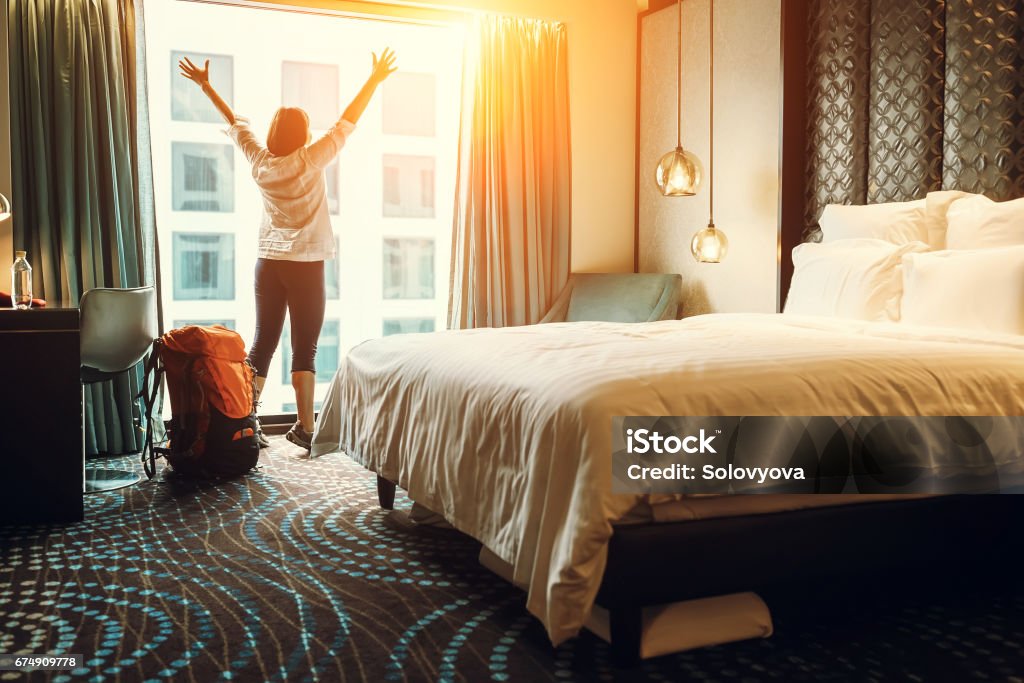 Feliz viajero mochilero estancia en Hotel de alta calidad - Foto de stock de Hotel libre de derechos