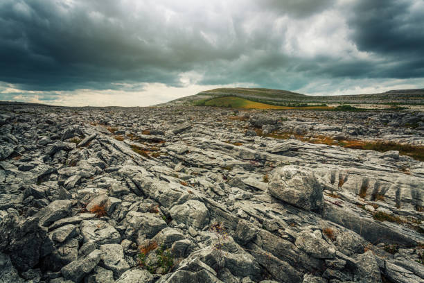 каменная пустыня - burren - в графстве клэр, ирландия - overcast republic of ireland cloudscape cloud стоковые фото и изображения