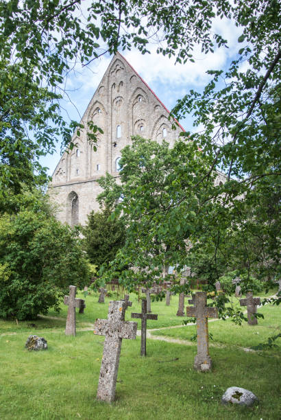 피리타 지역의 세인트 브리기타 수녀원의 오래된 묘지에서 무덤, 탈린, 에스토니아. - cemetery monastery cross tomb 뉴스 사진 이미지