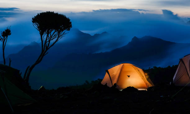 camp - uhuru peak photos et images de collection