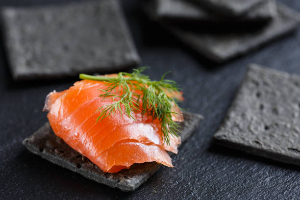 geräucherte lachskanapees - canape appetizer gourmet salmon stock-fotos und bilder