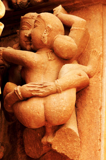 starożytna rzeźba seksualna w khajuraho, indie - khajuraho india sexual activity temple zdjęcia i obrazy z banku zdjęć