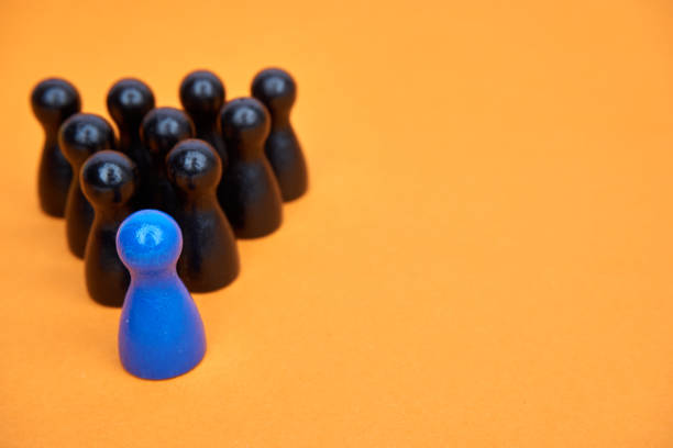 notion de leadership avec jeu chiffres en bleu et noir - avec fond. - board game piece leisure games blue isolated photos et images de collection