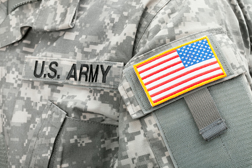 Primer plano de la toma de estudio de la bandera de EE.UU. y el parche del EJÉRCITO de EE.UU. en el uniforme de soldaduras photo