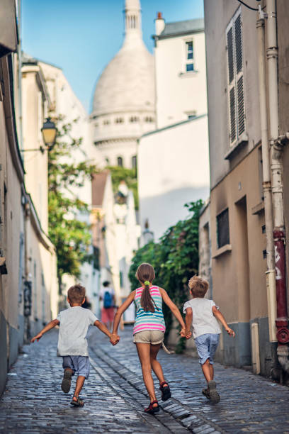 お子様が美しい街、パリのモンマルトル - montmartre paris france basilique du sacre coeur france ストックフォトと画像