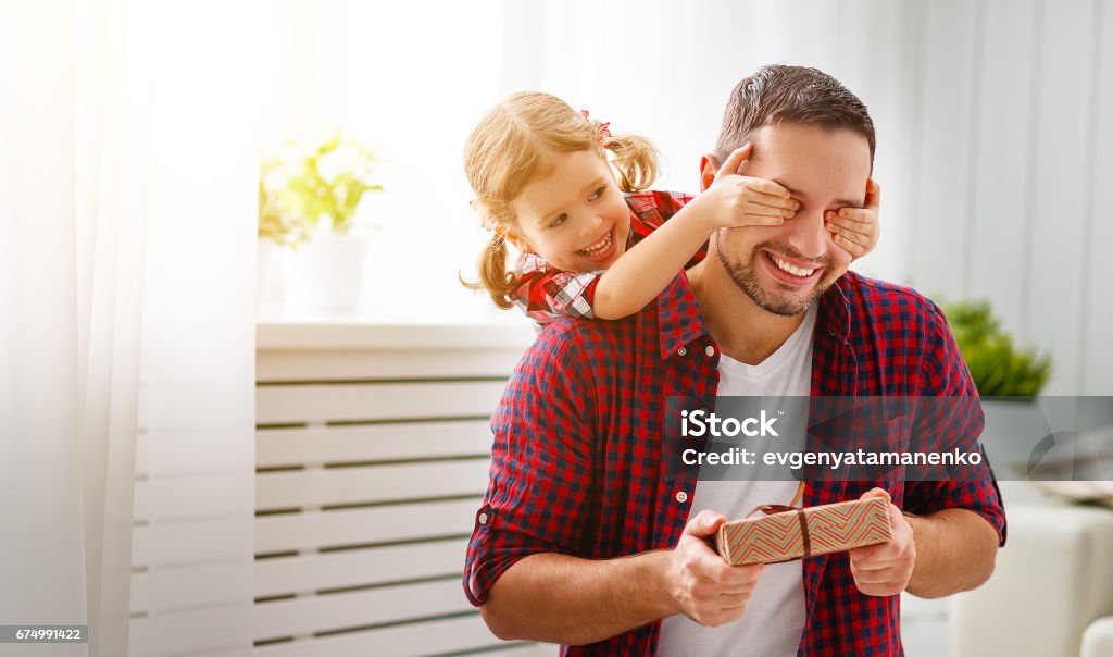 Día de los padres. Hija de familia feliz abrazando a papá y se ríe - Foto de stock de Regalo libre de derechos