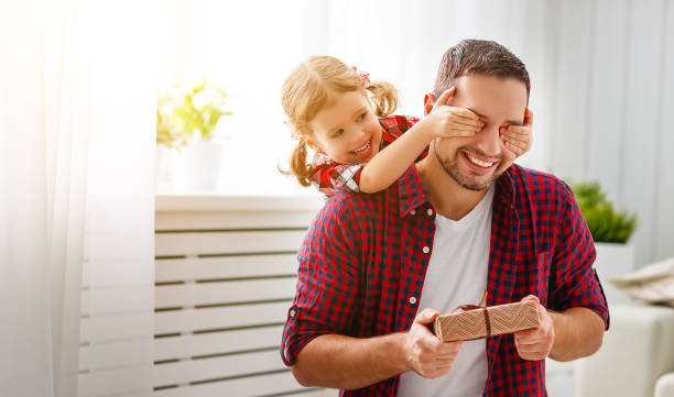 아버지의 날입니다. 행복 한 가족 딸 아빠와 웃음 포옹 - fathers day greeting card father child 뉴스 사진 이미지