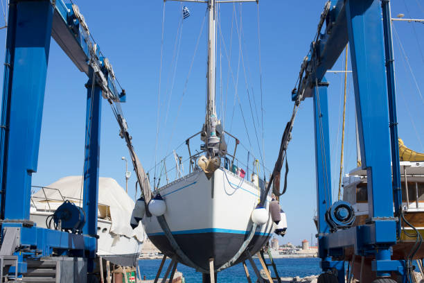 yacht a vela in servizio - reparing foto e immagini stock