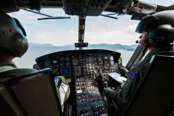 육군 헬기 조종사와 보드에 공동 파일럿의 조종석 내부 세부 사항 - cockpit helicopter aerospace industry dashboard 뉴스 사진 이미지