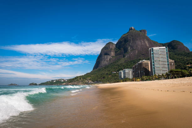 plage de sao conrado à rio de janeiro - gavea mountain photos et images de collection