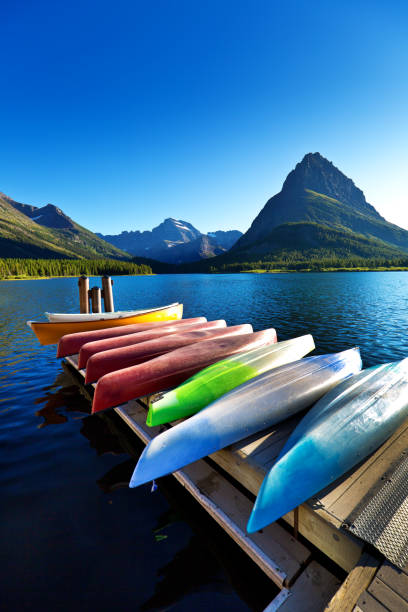 kayak sport acquatici, canoe a many glacier al glacier national park, montana usa - us glacier national park foto e immagini stock