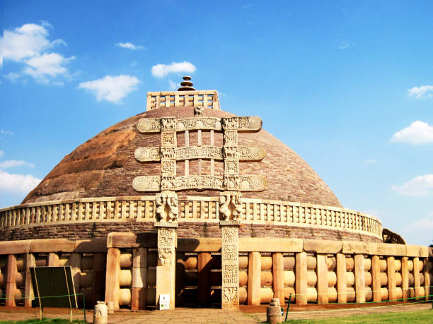 stupa budista em sanchi, madhya pradesh, índia - stupa - fotografias e filmes do acervo