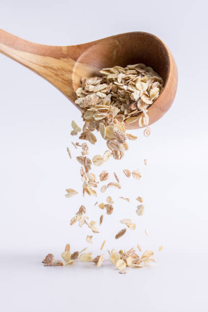 cuchara de avena en un fondo blanco - oat oatmeal isolated stack fotografías e imágenes de stock