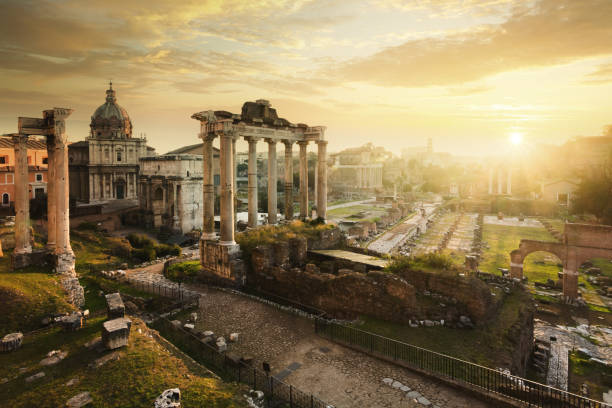 roman forum bei sonnenaufgang, von links nach rechts: tempel des vespasian und titus, kirche santi luca e martina, septimius severus-bogen, ruinen der tempel des saturn. - antike kultur stock-fotos und bilder