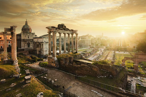 Forum romano al amanecer, de izquierda a derecha: Templo de Vespasian y Titus, Iglesia de Santi Luca e Martina, arco de Septimius Severus, ruinas del templo de Saturno. photo