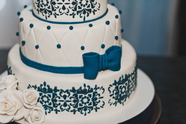 décoré avec un motif bleu sur un gâteau de mariage 7679. - 7679 photos et images de collection