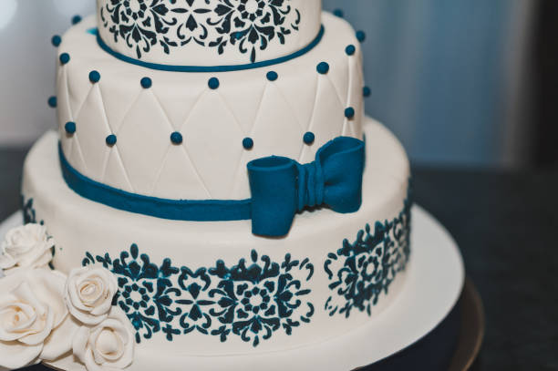 ウェディングケーキ7679に青い模様で飾られています。 - 7679 ストックフォトと画像