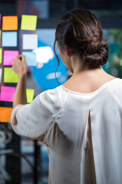 istock Businesswoman looking at sticky note 675061536