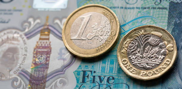 neue pfundmünze und euro - ein euro stock-fotos und bilder