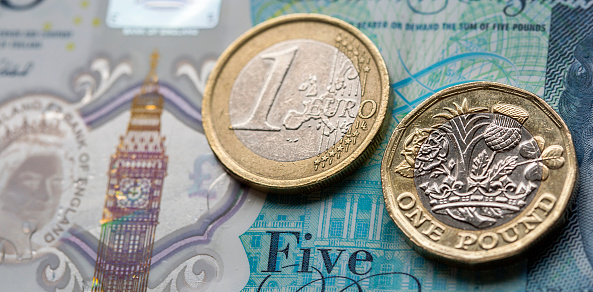 Nueva libra moneda y euro photo
