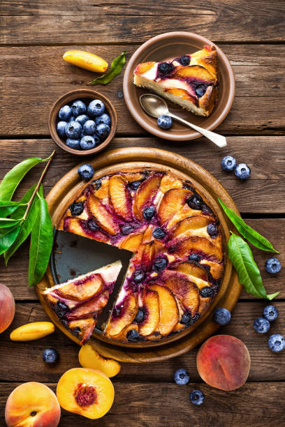 복숭아 치즈 케이크 또는 나무 소박한 배경, 평면도, 근접 촬영에 신선한 블루베리 파이 - peach pie 뉴스 사진 이미지