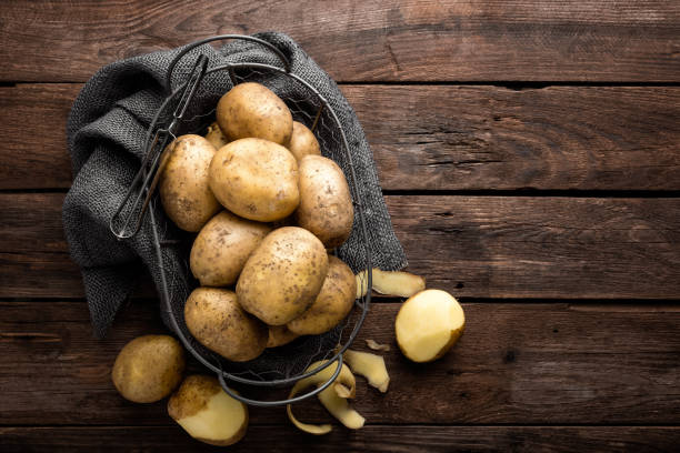 pommes de terre - raw potato organic rustic bag photos et images de collection
