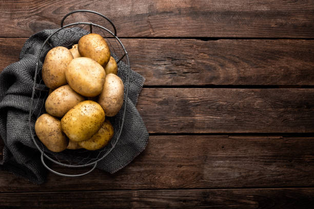 pommes de terre - raw potato organic rustic bag photos et images de collection