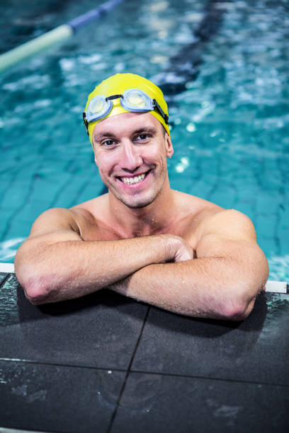istock Fit swimmer lean on edge of the swimming pool 675075204