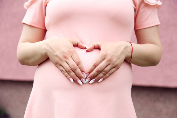 istock Pregnancy walk around the city 675075942