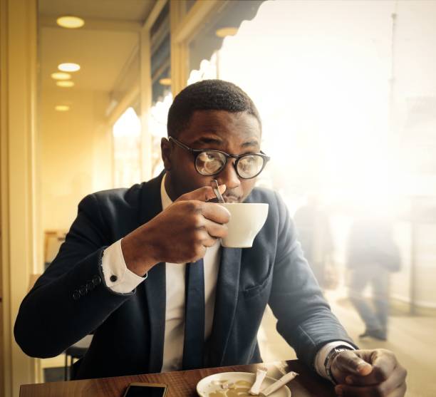 commencez la journée avec un café - restaurant business person setting the table clothing photos et images de collection