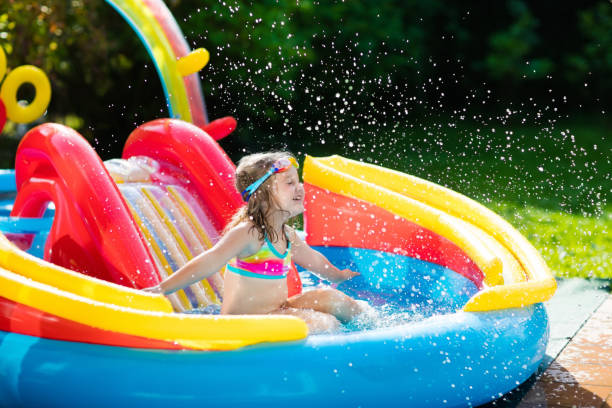 bambino in piscina con giardino con scivolo - 11874 foto e immagini stock