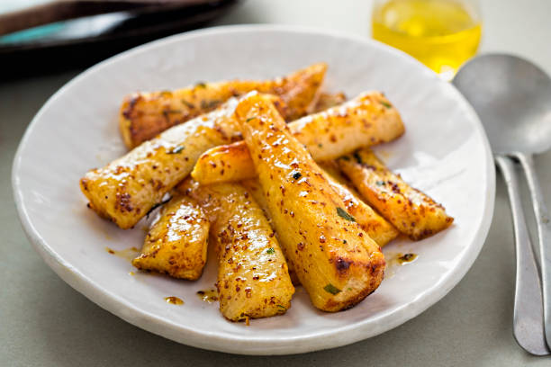 gebratener gebackener parsnip mit honigsenfglasur - turnip stock-fotos und bilder