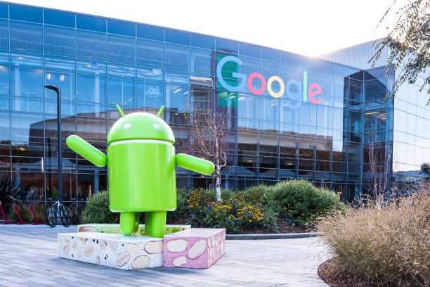 googleplex - hoofdkantoor van google met android figuur - google stockfoto's en -beelden