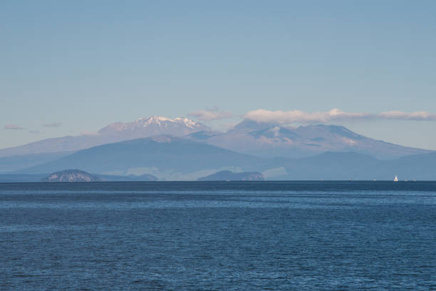 la vue du paysage du parc national de tongariro vue depuis le lac taupo, le plus grand lac d’eau douce de nouvelle-zélande. - tongariro crossing photos et images de collection