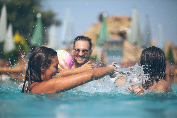 istock Friends have fun at the pool 675085552