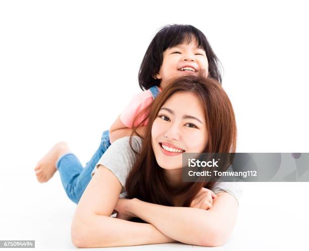 Feliz Madre Con Niña Jugando En El Piso Foto de stock y más banco de imágenes de Madre - Madre, Fondo blanco, Niño
