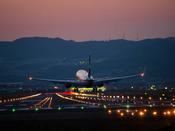 大阪国際空港に着陸 - airport airplane landing red ストックフォトと画像
