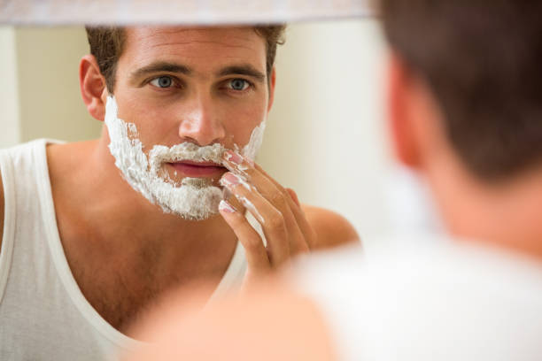 man applying shaving foam - shaving men shaving cream mirror imagens e fotografias de stock