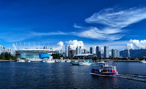 ложный ручей летом, ванкувер, канада - false creek стоковые фото и изображения