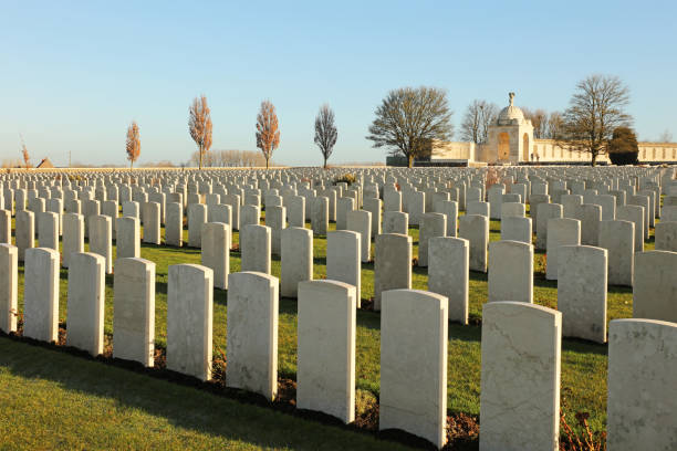 tyne cot wwi gedenkfriedhof - flanders fields belgien - flanders war grave war memorial stock-fotos und bilder