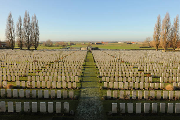tyne cot friedhof - flanders fields belgien - flanders war grave war memorial stock-fotos und bilder