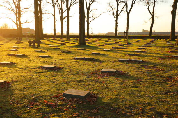 langemark deutschen soldatenfriedhof in der nähe von ypern, belgien - flanders war grave war memorial stock-fotos und bilder
