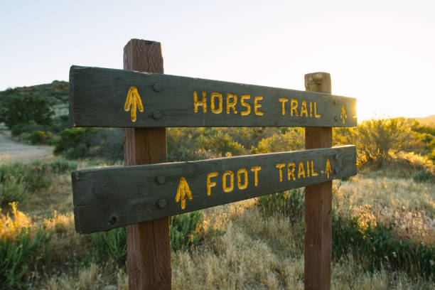 sentiero del cavallo / cartello del sentiero - cabot trail foto e immagini stock