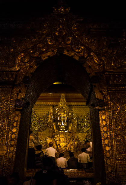 mahamyatmuni buddha - ancient architecture buddhism burmese culture stock-fotos und bilder