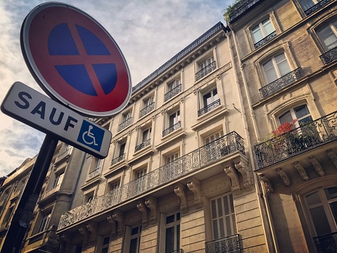 No parking sign on Paris street