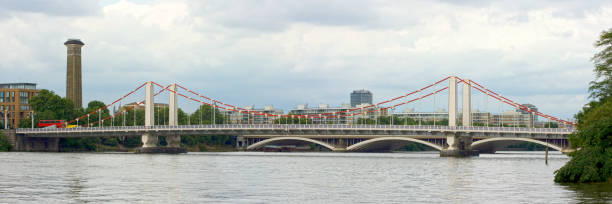 chelsea bridge en londres - battersea park fotografías e imágenes de stock