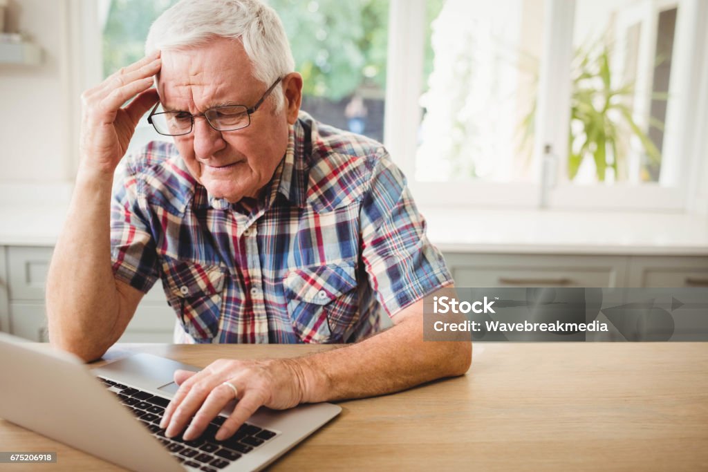 Hombre senior preocupado usando laptop - Foto de stock de Ordenador libre de derechos