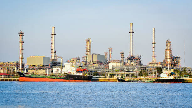 istock Oil and gas refinery plant 675213622